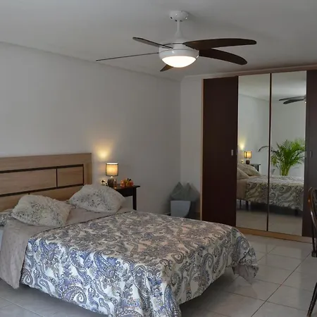 Townhouse With Shared Pool 別荘 トレビエハ