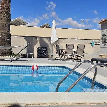 Townhouse With Shared Pool 別荘 トレビエハ