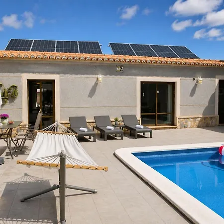 Vakantiehuis Townhouse With Shared Pool