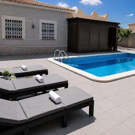 Townhouse With Shared Pool Vakantiehuis *