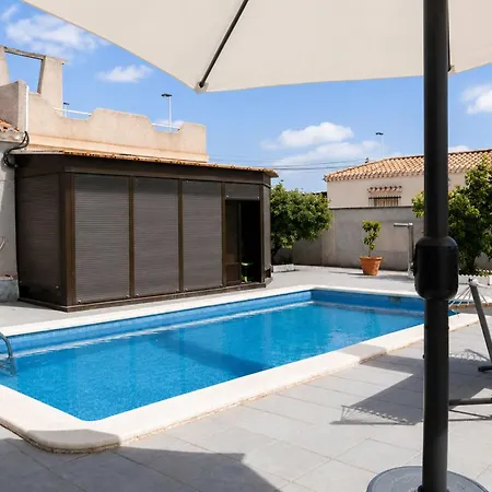 Townhouse With Shared Pool Vakantiehuis Torrevieja