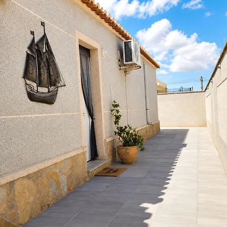 Vakantiehuis Townhouse With Shared Pool Torrevieja