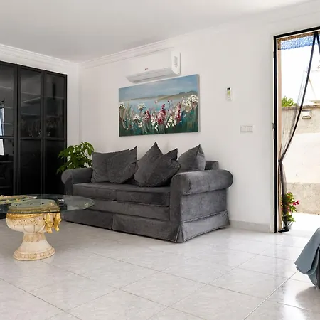Townhouse With Shared Pool Vakantiehuis