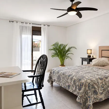 Vakantiehuis Townhouse With Shared Pool