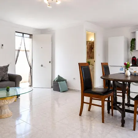 Vakantiehuis Townhouse With Shared Pool *