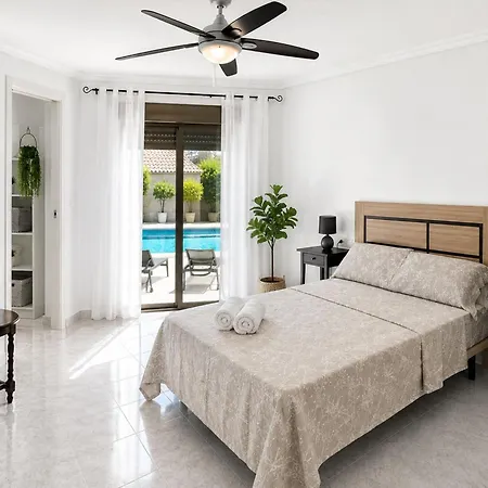 Townhouse With Shared Pool Vakantiehuis Torrevieja