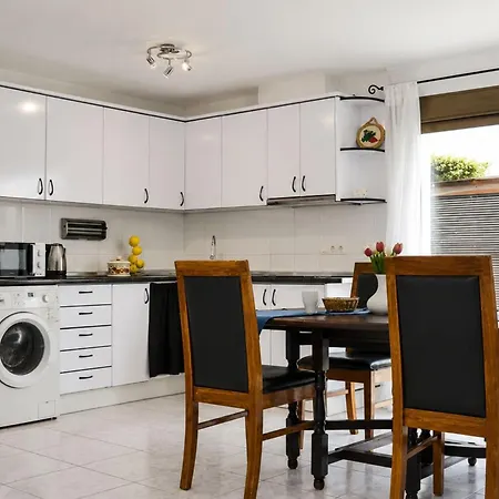 Townhouse With Shared Pool Vakantiehuis