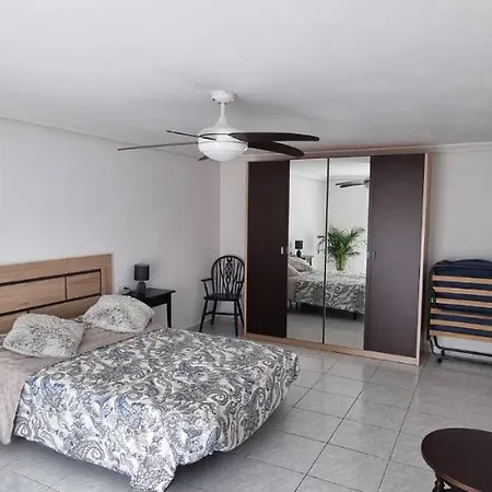 Dom wakacyjny Townhouse With Shared Pool